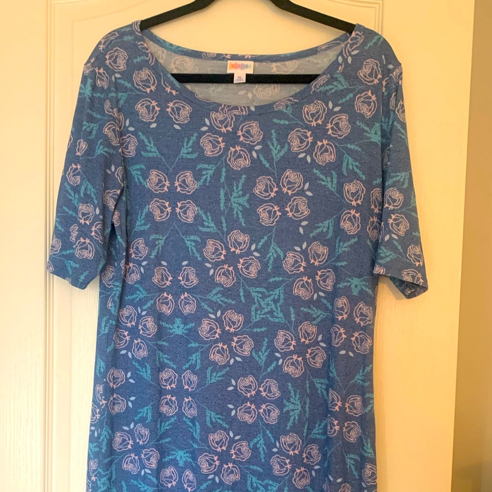 Straight t-shirt dress with flowers print, size large